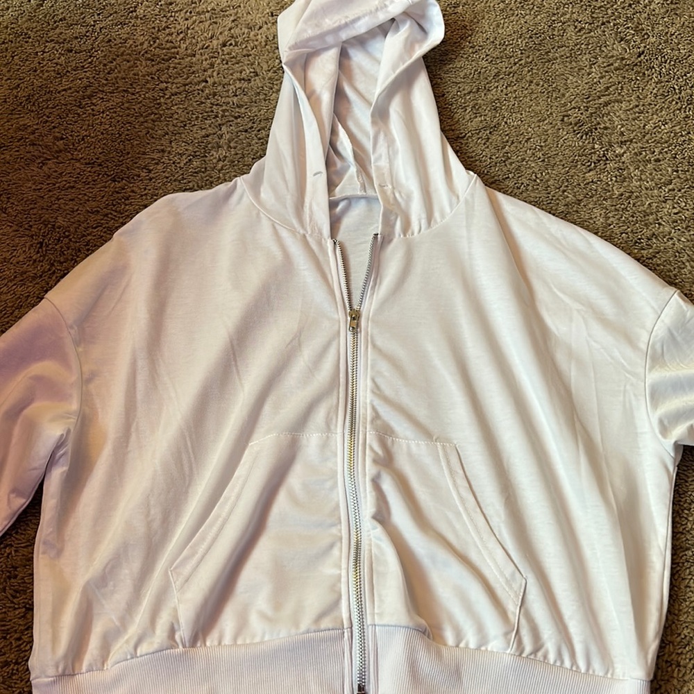 white slightly cropped sweatshirt